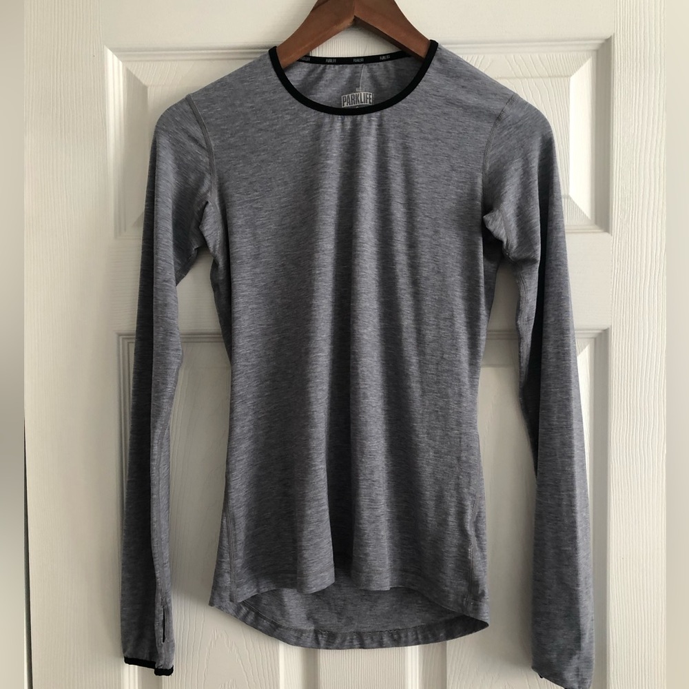 Rare Aritzia Parklife long sleeve workout too, back slit sz S - Picture 2 of 5